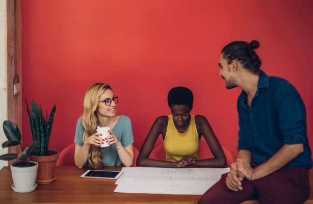 Un groupe de jeunes travaillent ensemble